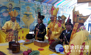 ▲靈雲寺普渡大法會中幫亡靈超升轉世的誦經普渡儀式。