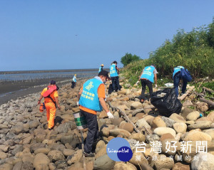 雲林地檢署辦理「保護海洋守護未來」淨灘活動， 引領社會勞動人反思、摒除不良習性，期能達到「心淨界」。（記者陳昭宗拍攝）