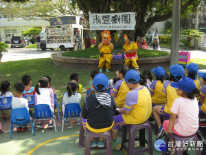 高市圖「行動圖書館暨故事媽媽列車與今年9月起至12月，將帶著帕莎蒂娜Pasadena烘焙坊一起「借書送麵包」。（圖／記者潘姿瑛攝）