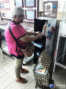 素娥阿嬤推著裝滿書的菜籃車到火車站提供旅客閱讀，2年來從不間斷。（圖／記者黃村杉攝）