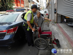 警方送迷路老婦人回家。林重鎣攝