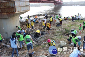 桃園市環保局在大園區竹圍漁港沙灘舉辦，「牽手淨灘，海好有你」活動，邀請各企業單位共同參與淨灘。