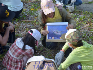 福智團體的志工，現場教導小朋友，塑膠造成海洋生態污染的嚴重性。