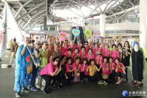 神仙老虎狗活力團到高鐵台南站大廳表演。