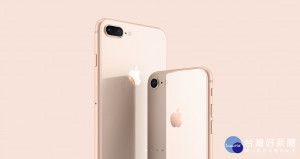 9月22日Apple正式開賣iPhone 8/ 8 Plus手機，據經銷商德誼數位的資料顯示，民眾預購iPhone 8/ 8 Plus，仍多偏好金色款式。（圖／Apple官網）