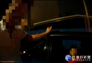 小童暗夜路中行走哭泣尋父！遇好心路人、報暖心警協助返回父親懷抱