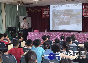 北港警分局利用開學季加強交通安全宣導，主動出擊至國小舉辦交通及婦幼安全教育活動。（記者陳昭宗拍攝）