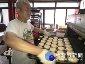 外埔區製傳統榚餅的老師傅顏朝星，幾年來雖物價飛漲，但他的綠豆椪

仍保持市面近對半的差價，訂單也保持不減。（記者陳榮昌攝）