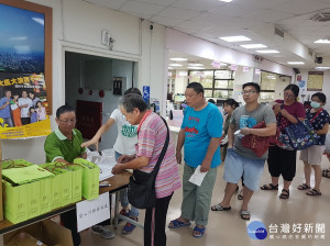 板橋公所發放愛心月餅，讓弱勢家庭有濃厚節慶的中秋佳節。（圖／記者黃村杉攝）