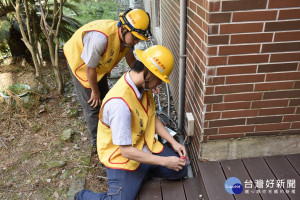 明潭發電廠志工在永興國小辦理用電健檢並進行改善。