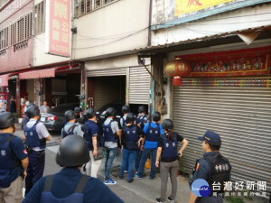 太平警方五十多人包圍吳姓嫌犯住家。林重鎣攝
