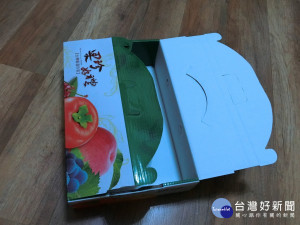 圖說:中市環保局說:秋節禮盒外包裝盒是屬於紙類回收（記者賴淑禎攝）