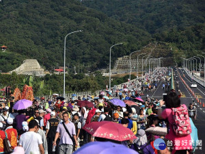 蘇有仁議員舉辦「一座橋 兩岸情 三鶯二橋大會師」慶祝活動，邀請民眾走上三鶯二橋漫步。（圖／記者黃村杉攝）