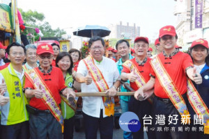 桃園市長鄭文燦，出席桃園市106年土地公文化節系列活動—踩街遶境祈福活動。