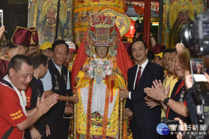 湄洲媽祖由新北市長朱立倫與鴻海董事長郭台銘共同接駕安座。（圖／記者黃村杉攝）