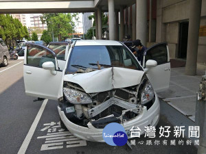 犯嫌遇警方路檢，心虛迴轉加速逃逸，因不熟悉路況自撞民宅，遭警民合力逮捕。（記者陳昭宗拍攝）