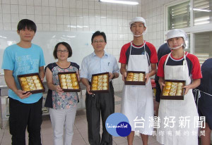 北港農工畜產保健科每年推出的月餅供不應求，今年更於傳統口味中加入健康養生的元素「紅藜」。（記者陳昭宗拍攝）