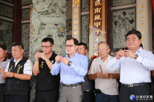 六腳鄉港美村順天府建廟落成，吳芳銘副縣長祭拜祈求保佑地方繁榮