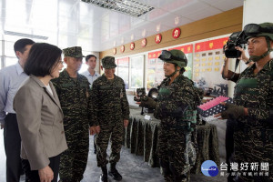 國防部27日表示，奉總統指示，為招募國軍優質人才並提升留營誘因，如實反映作戰部隊官兵工作執勤辛勞，國防部陳報行政院「戰鬥部隊加給」調整案已奉核定，並自10月1日起發放。（圖／總統府Flickr）