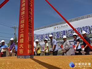 市長朱立倫27日上午主持金山區磺溪橋復建工程開工典禮。（圖／記者黃村杉攝）