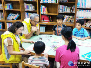 退休返台的李哲建與郭存貞夫婦，到淡水竹圍分館擔任陪讀天使，免費教陪讀學童學英語。（圖／記者黃村杉攝）