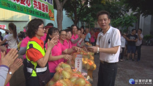 散播愛.傳送情　水湳里柚子義賣助貧童