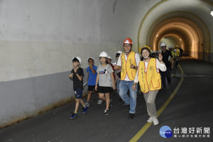 明潭發電廠「扎根教育計畫」辦理水里鄉國小鄉土教學活動，學生們在志工引導下，進入廠房參觀。