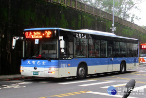 台北市公共運輸處公布最新的台北市聯營公車營運服務指標評鑑結果，首都客運、台北客運、欣欣客運、大都會客運，與指南客運拿下優等，不過大有巴士、三重客運及、東南客運則被評為尚待提升服務品質的乙等。（圖／Wikipedia）