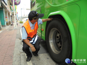 高雄市區監理所督導客運業者疏運整備情形。（圖／記者何沛霖攝）