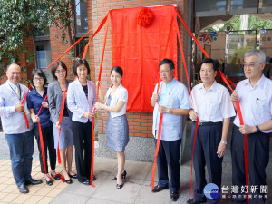 桃園市長鄭文燦和與會來賓共同為「桃園市社會企業中心」揭牌。