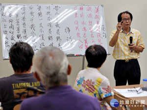 胡泉雄老師於課程中詳細解說山歌的聲韻及修辭等，並透過大量舉例幫助學員加深印象