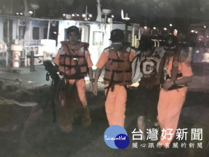 麥寮安檢所官兵協助將受傷船員緊急送醫，隨行船員深表感謝之意。（記者陳昭宗拍攝）