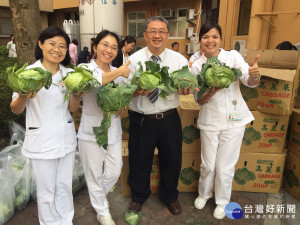 南投醫院院長洪弘昌贈送同仁高山高麗菜代替傳統的月餅。