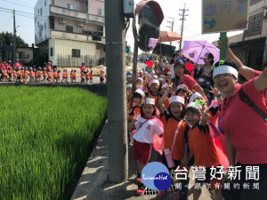 市立大安幼兒園240位小朋友慶祝國慶，在老師陪同下戴自做的國旗帽等

，暢遊大安觀農作物，阿聰師芋頭觀光工廠，了解自已的國家是中華民國。（記者陳榮昌攝）