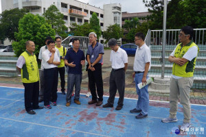 立委黃偉哲永康服務處主任劉哲榕(左一)和市府教育局及體育署官員踏勘大灣國小跑道改建或修繕問題。