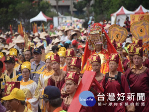 湄洲媽祖在眾信簇擁下風光的繞境市區進入大甲體育場祭壇。（記者陳榮昌攝）
