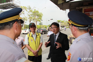 掌握連假期間台南市即時交通疏導狀況，台南市長李孟諺(右二)到永康交流道視察，聽取交通局簡報台南市整體疏運計畫。(圖/台南市政府提供)