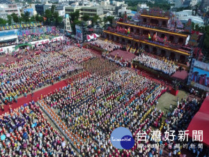 湄洲媽祖八日在大甲體育場祭典辦四海平安、萬眾齊拜大祭典，數萬信眾陪祭，空拍壯觀場面。（記者陳榮昌攝）