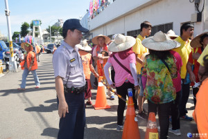 大甲警分局百多位員警及警察志工，兩天來在廖分局長率領下，努力維

持四海平安，萬眾齊拜之人潮及車潮秩序，順利完成任務，獲得地方各界所肯定。（記者陳榮昌攝）