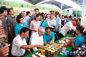 吳敦義關心南投茶業發展，也詢問價格。（記者扶小萍攝）