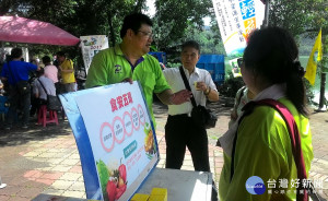 鹿谷鄉公所配合「2017茶山輕旅行」活動，設置食安宣導廉政服務台，並由政風室主任房世傑為參加民眾講解各項食安議題。