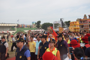 湄洲媽祖蒞台巡安，在大甲體育場兩天的安座祈福大祭典後，九日清晨

在大甲媽祖神鑾夾帶數千團隊、眾信的送駕下賦歸，場面十分熱鬧。（記者陳榮昌攝）