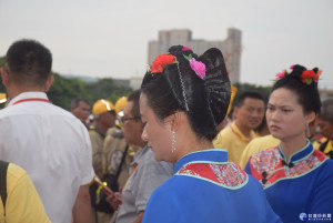 大陸湄洲「媽祖型」與台灣螺型的髮型，在四海平安、萬眾齊拜活動

中，受人所注目，彼岸族群所保留的古風味，讓信眾特別注目。（記者陳榮昌攝）