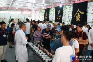 南投茶博會黃金品茗館齊聚全國各地冠軍茶品味。（記者扶小萍攝）