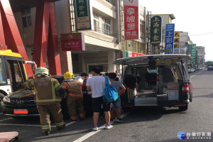 大客車肇事的第一時間，警消和救護車趕往現場把傷患送醫。