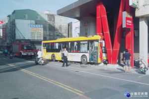 市府交通局指出，公車在新營肇事現場，中午前已清理完畢。