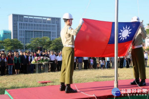 台南市政府由代理市長李孟諺率市府團隊，台南市議會議長賴美惠等多位議員參加，憲兵隊弟兄擔任升旗手。