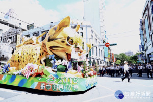 國慶花車嘉年華　林佳龍搭石虎花車驚喜現身