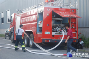 西港區化學工廠火警，散發甲苯異味，消防人員全力搶救。(圖/記者黃芳祿攝)