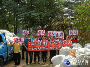 議員李麗華和居民抗議祥順公園如垃圾場。林重鎣攝